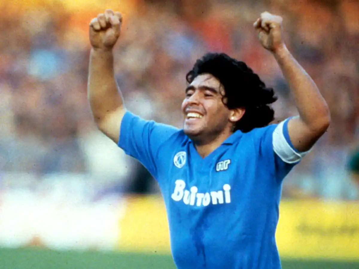 Las hijas de Maradona y Napoli recordaron al "diez"