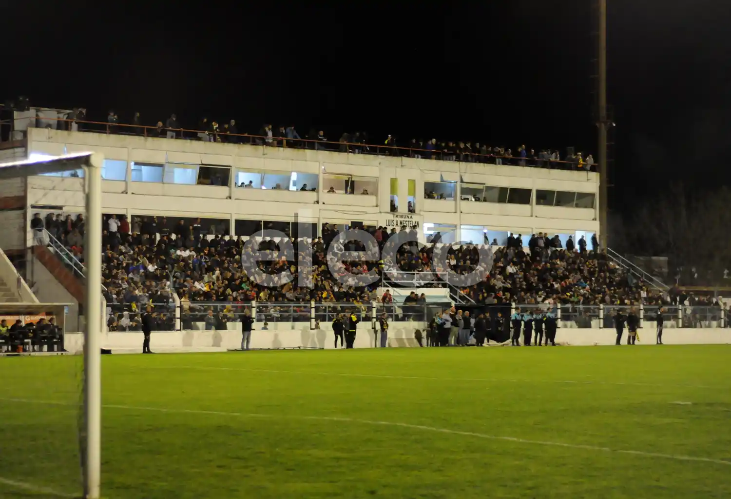 El estadio San Martín mantiene su precaria iluminación.