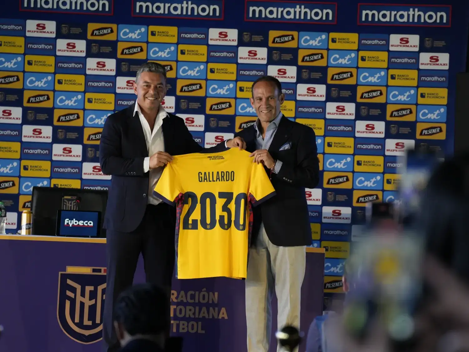Gallardo posa con la camiseta de Ecuador junto al presidente de la FEF, Francisco Egas.