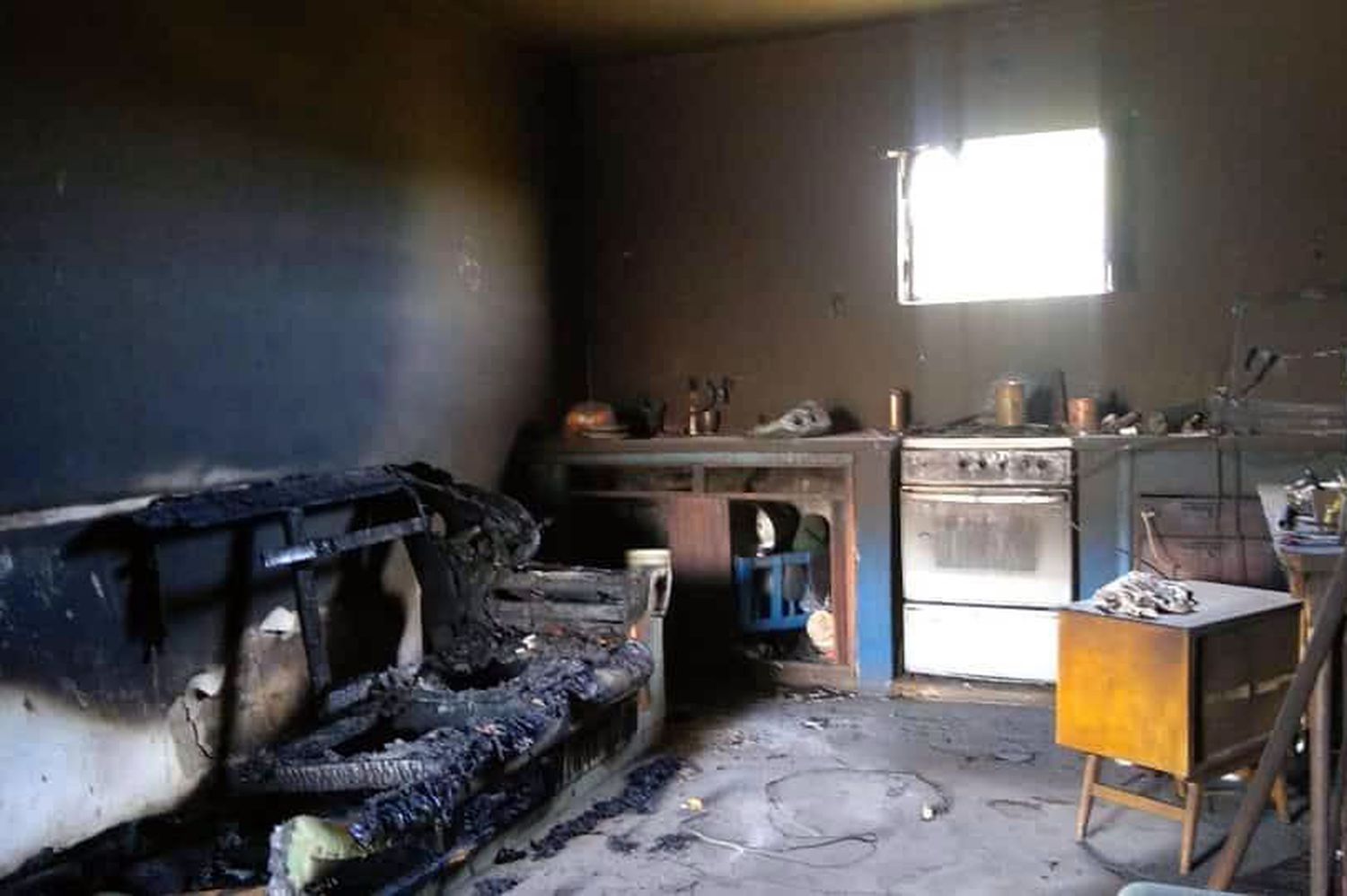 El fuego destruyó una casa y un joven perdió sus bienes