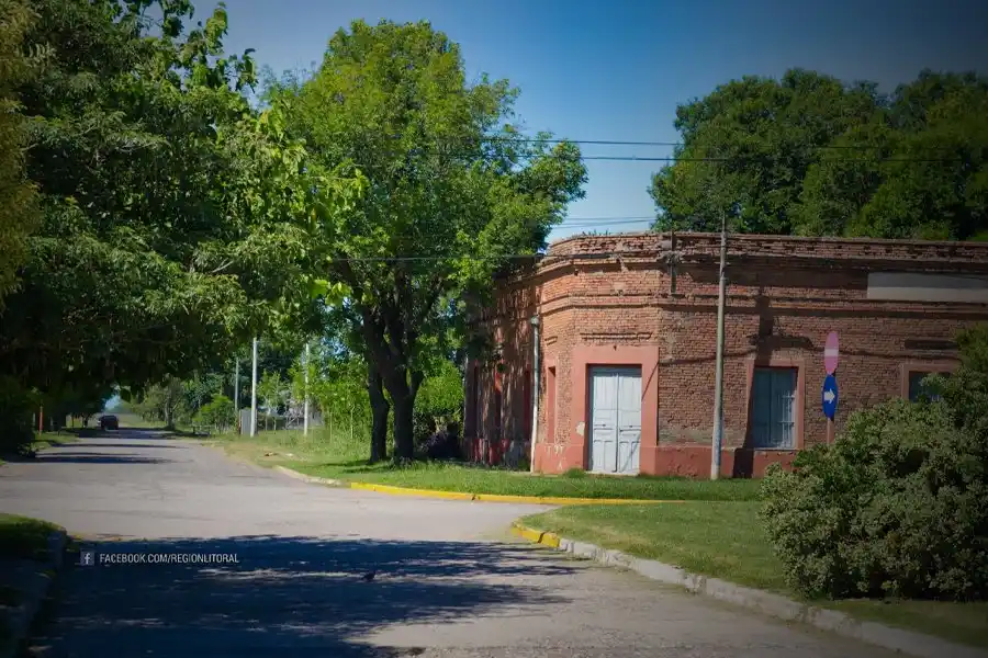 Frente a la plaza de Susana, chocaron una retroexcavadora comunal y una motocicleta