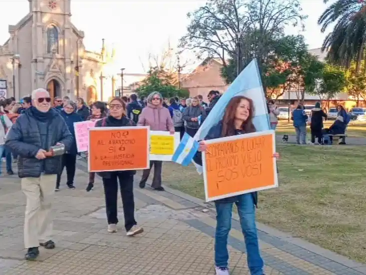 Jubilados de Venado Tuerto dejarán por una vez la plaza mayor y se dirigirán a la sede legislativa local. Foto: Archivo