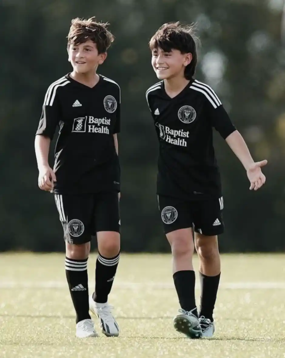 El incómodo momento que pasó Messi en un partido de su hijo
