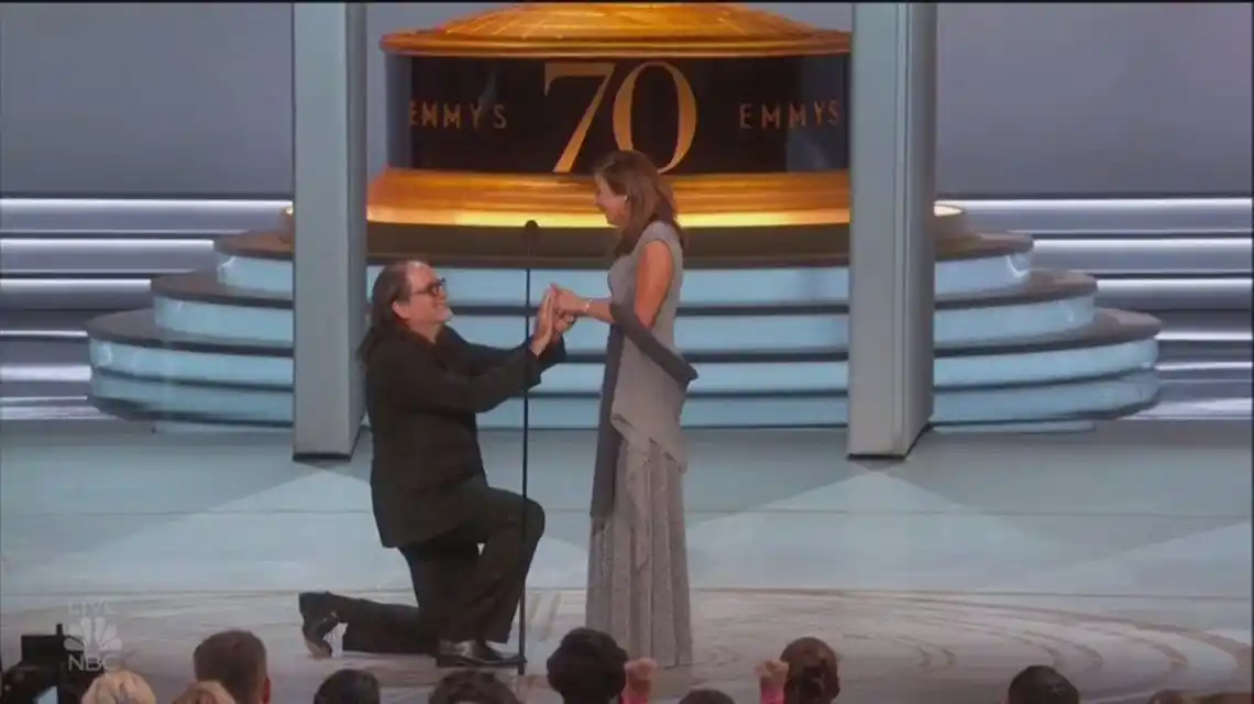Ganó un Emmy, se lo dedicó a su novia y le propuso matrimonio