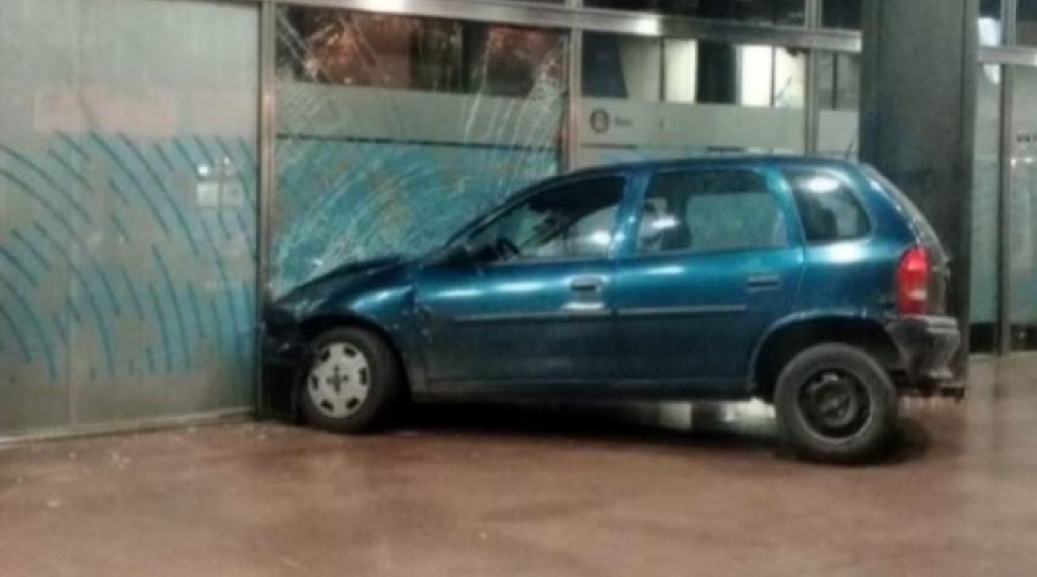 Violento ataque de ira: un hombre chocó su auto contra un banco por un impensado motivo