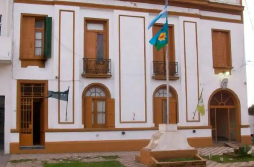 Denuncian a un subcomisario por hacerse masajear por tres presas