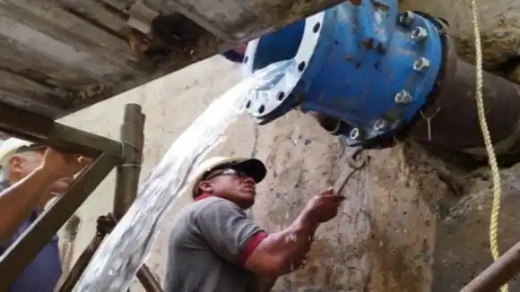 ¡Otra vez Caracas como CUERO SECO! Recojan agua en los tobos que se dañó de nuevo el Tuy II