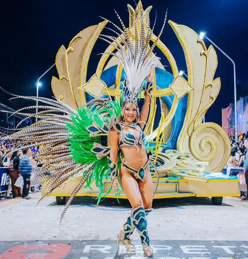 Lucía Albornoz, Reina de Si Si, junto a su carroza-