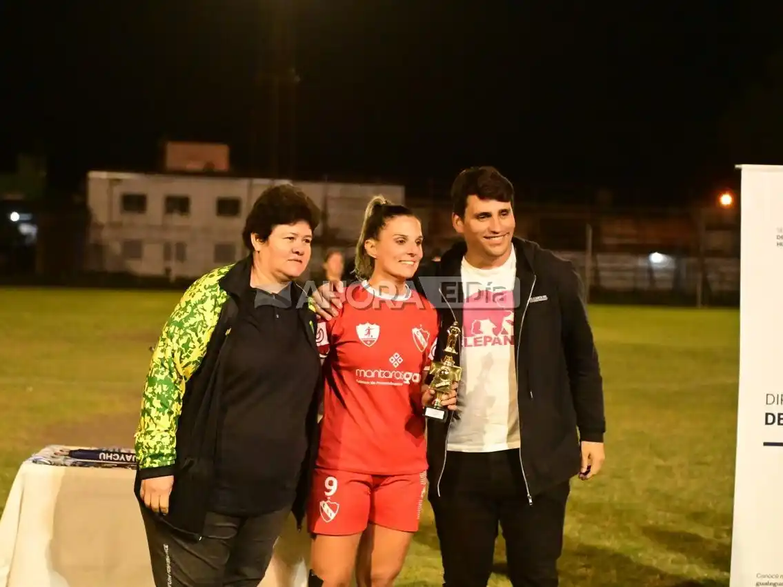 Ludmila Odiard con la distinción a la goleadora de la presente edición (crédito: MR Fotografía).