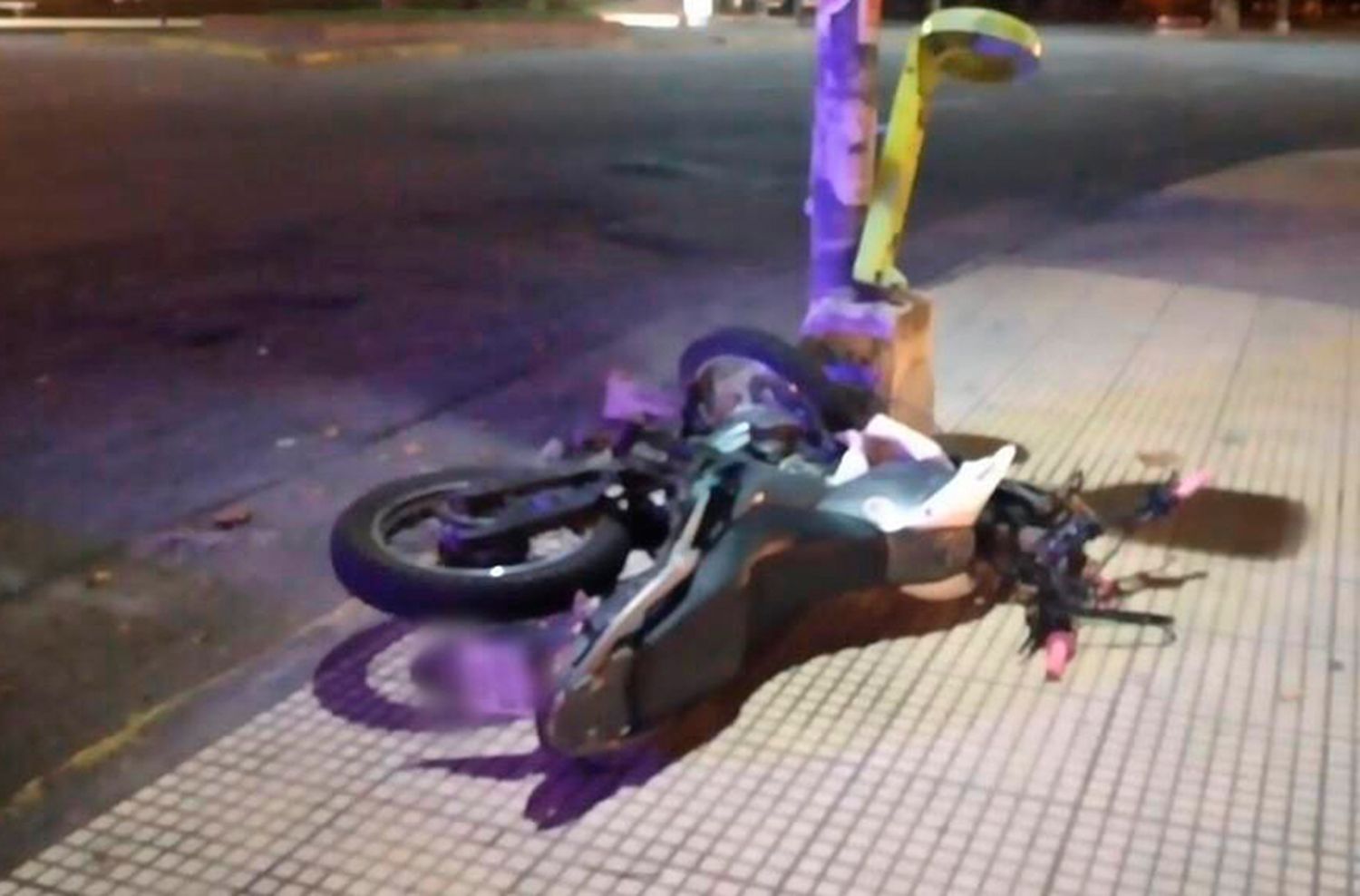 Una mujer murió luego de chocar contra un poste