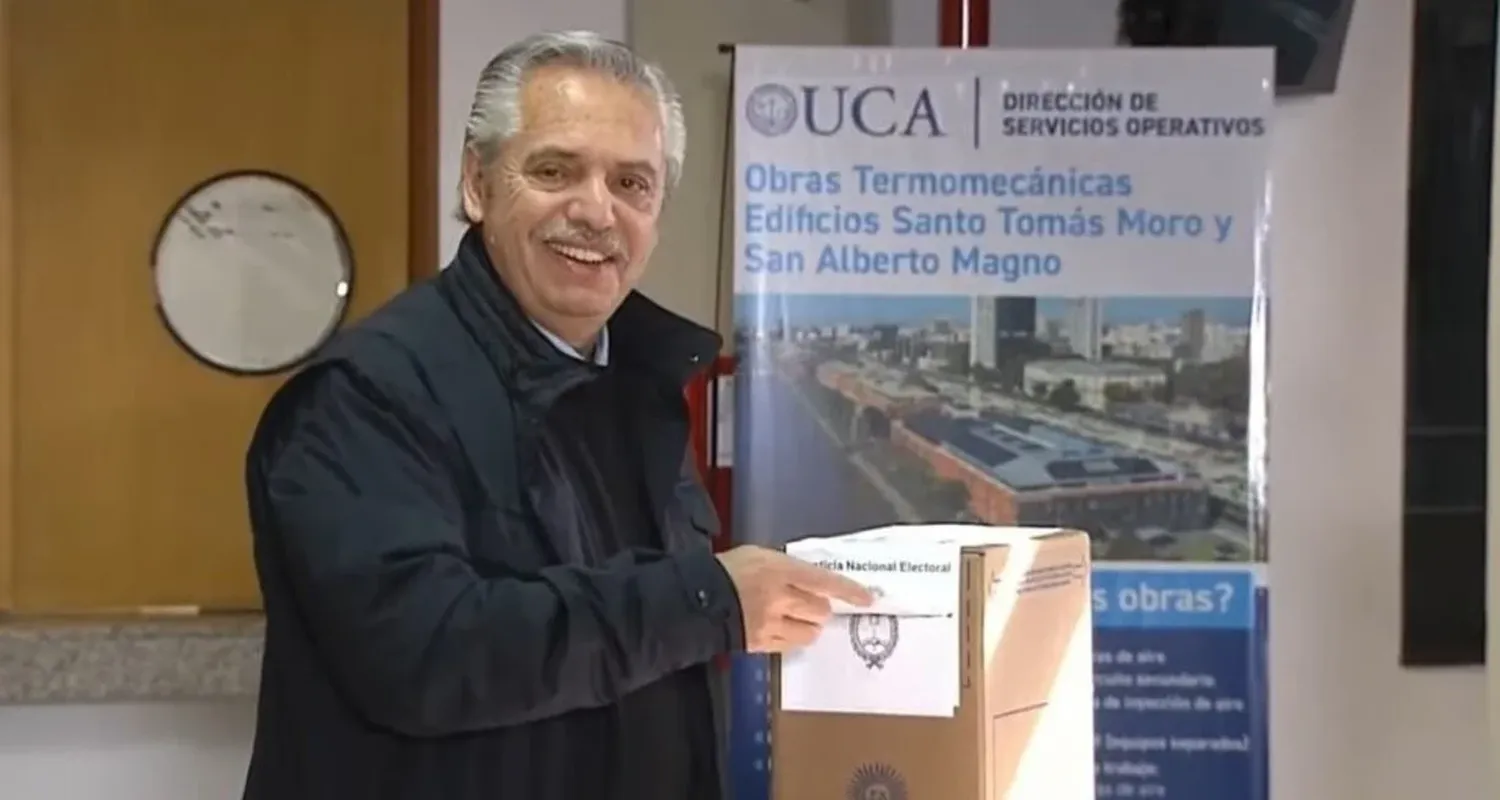 Alberto Fernández votó en la Universidad Católica Argentina.