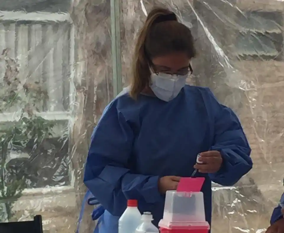 Vacunación contra el coronavirus: sin dosis en el Club de Jubilados, inoculan personal de salud en el Hospital