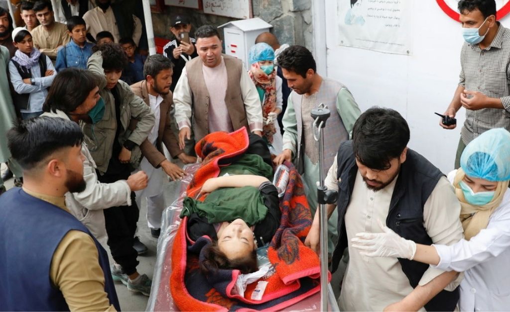 Explosiones en una escuela afgana deja 40 muertos y decenas de heridos
