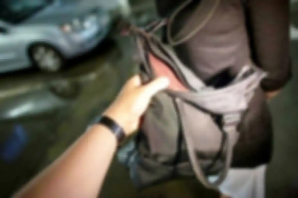 Motochorros asaltaron a una jubilada: le robaron la cartera con documentación