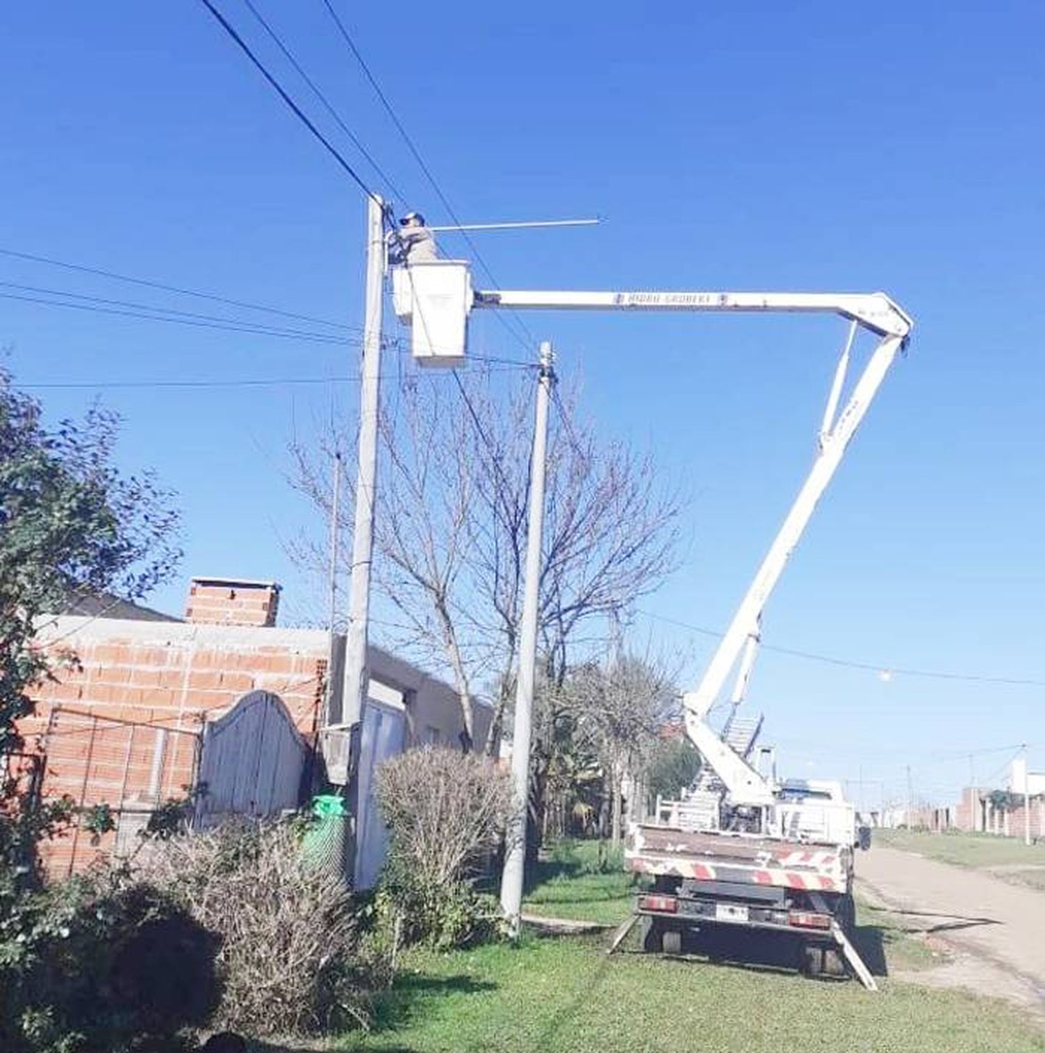 Se continúa mejorando el alumbrado público