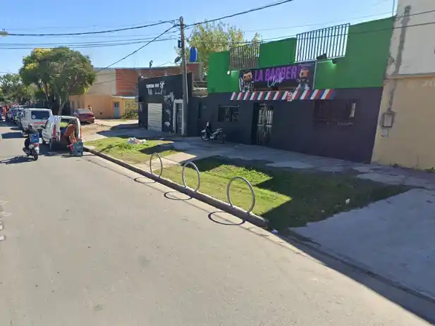 Atacaron a tiros una barbería de barrio Las Flores: un muerto y un herido