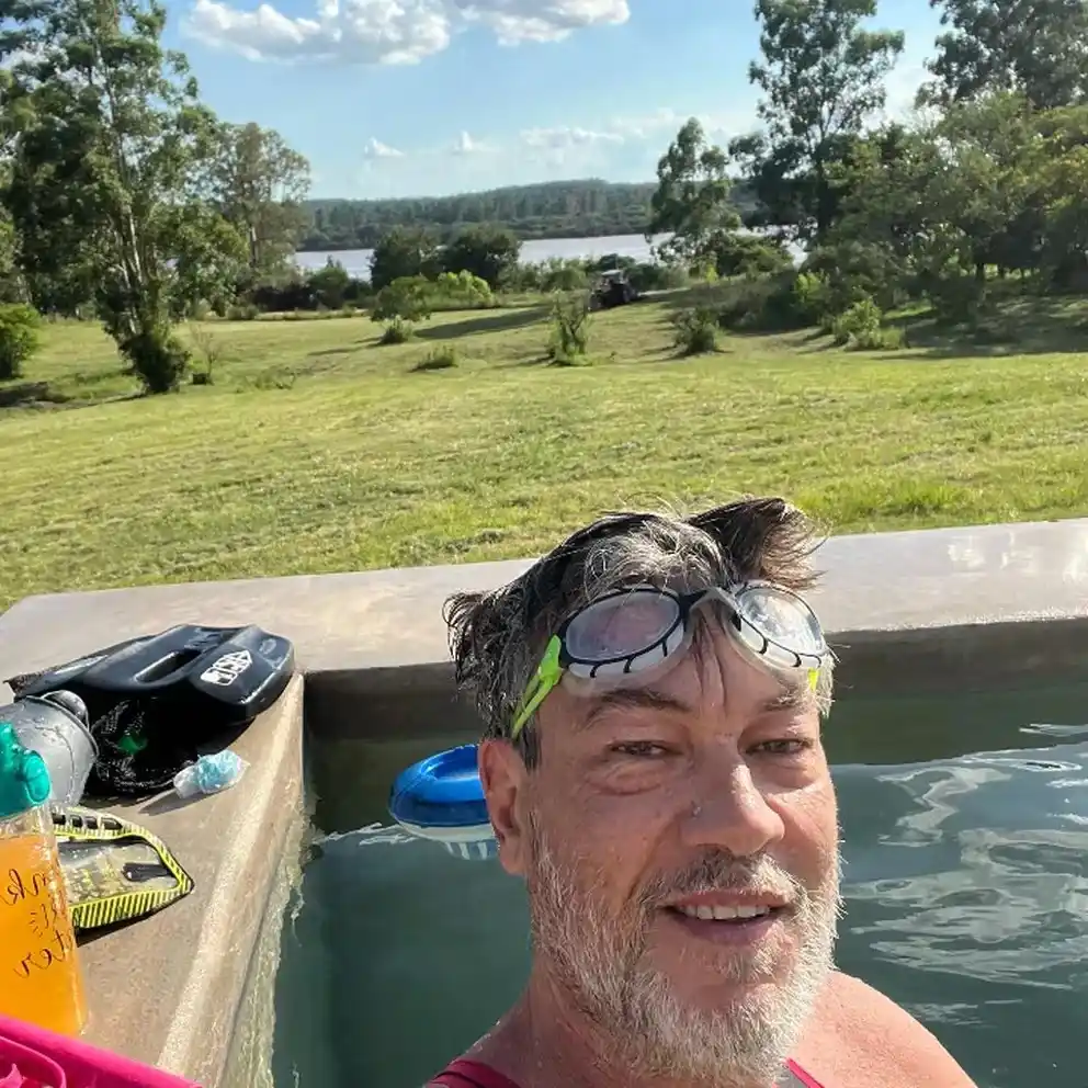 Desafío trágico: Un médico quiso cruzar el Río de la Plata a nado y murió antes de llegar a la costa de Punta Lara