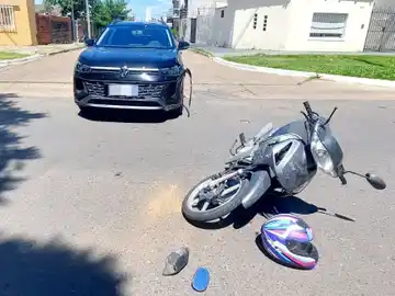 Siniestro vial entre un auto y una moto dejó a un hombre lesionado
