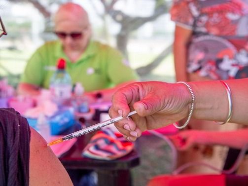 También continúa la campaña para el personal de salud y personas mayores de 65 años que aún no se hayan aplicado la dosis correspondiente.