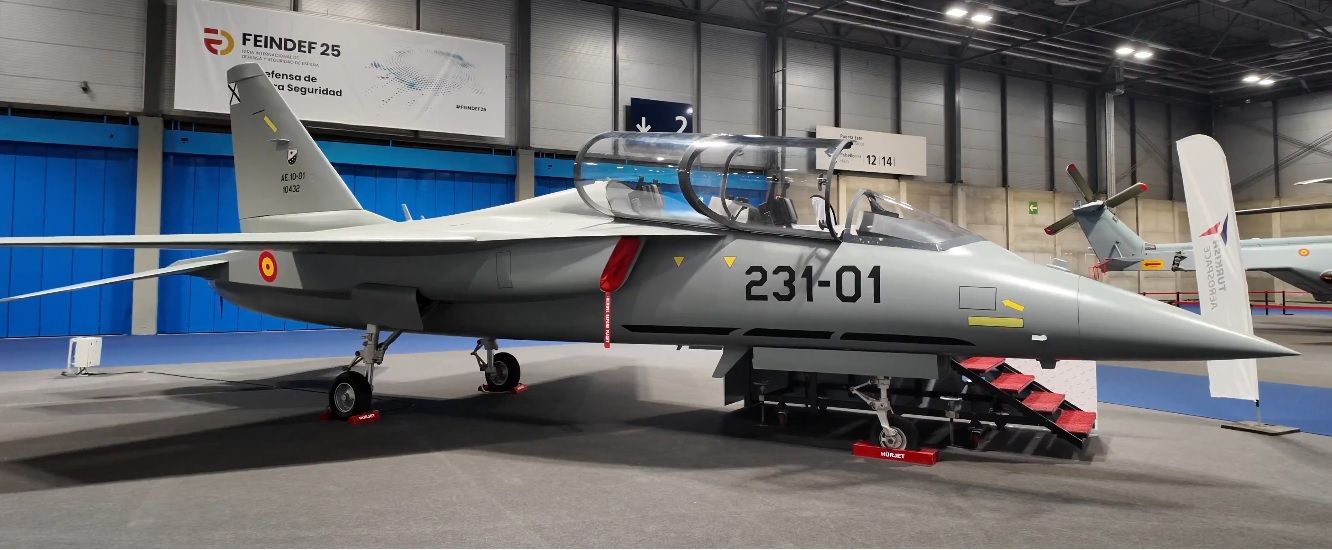 Mock up del HÜRJET vistiendo los colores y la numeración del Ejército del Aire y del Espacio en FEINDEF 25.