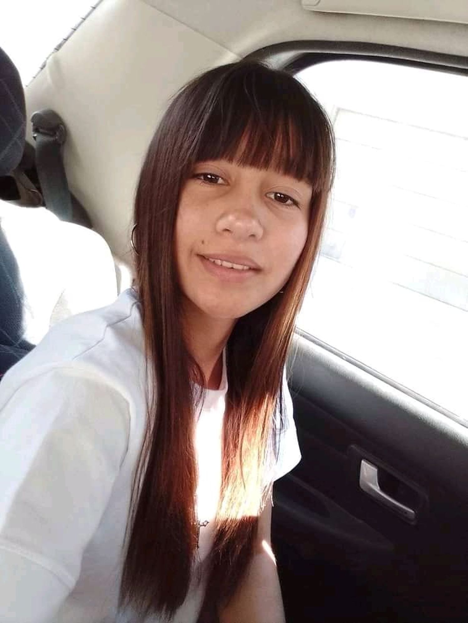 Padres preocupados buscan dar con el paradero de su hija