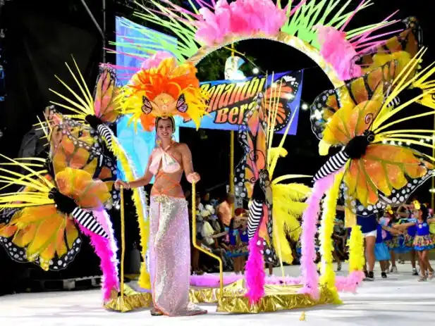 El cierre, previsto para el sábado 21, incluirá la tradicional Quema del Rey Momo, junto a las presentaciones en vivo de Rodrigo Tapari y Trulalá. Crédito: Gentileza.