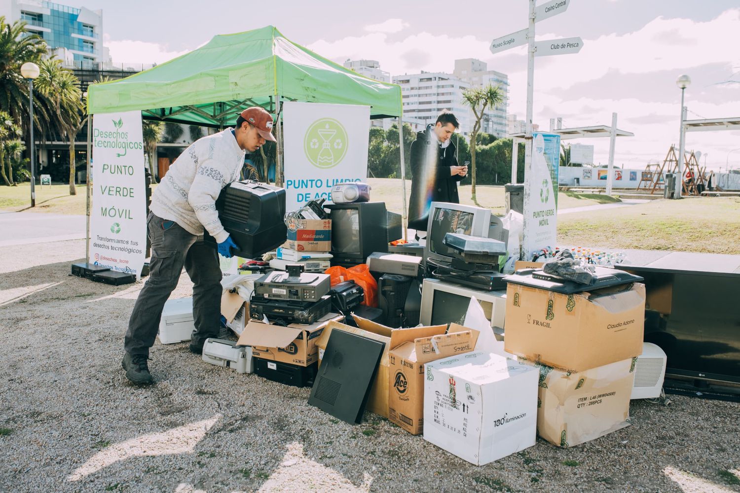 El Punto Verde ya recibió 300 kilos de desechos electrónicos y más de 500 ecobotellas