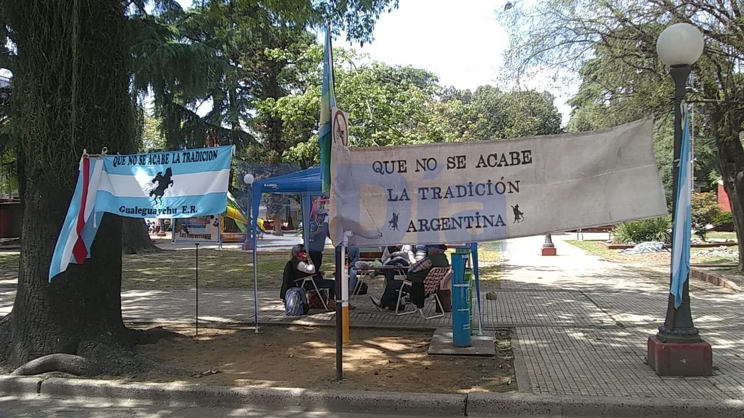 Agrupaciones tradicionalistas marcharon frente al Municipio para que se permitan las jineteadas