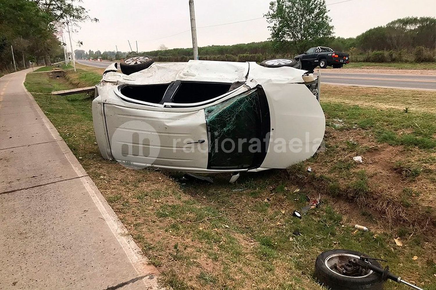 Fuertísimo accidente en el ingreso de Rafaela terminó con un auto de costado