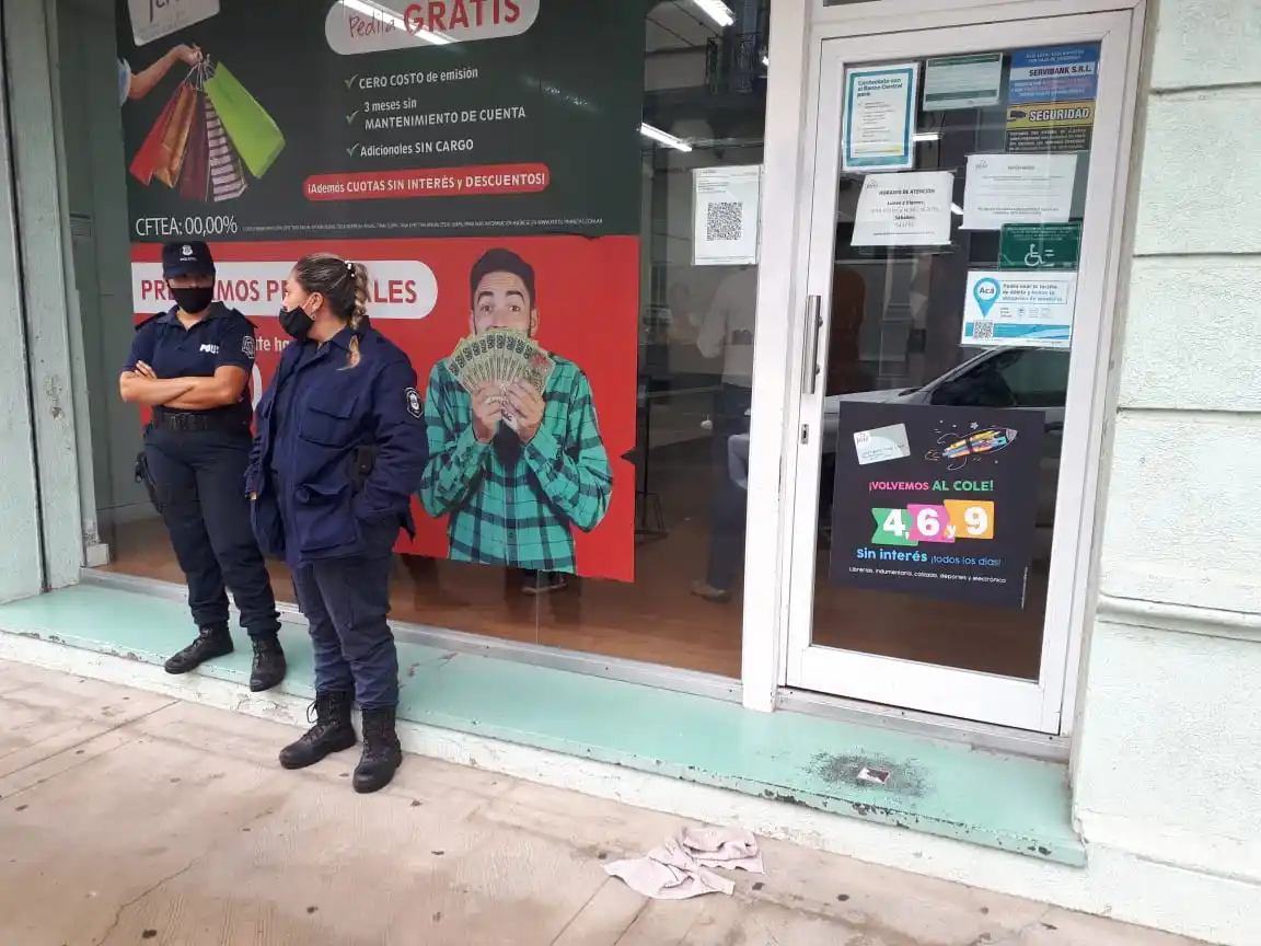 Así fue el asalto en la financiera Tarjeta Fértil, al mediodía y en pleno centro