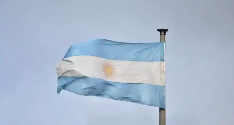 9 de Julio: Se robaron la bandera del mástil del nuevo Boulevard