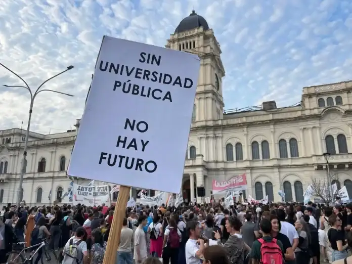 Docentes universitarios realizan un paro nacional de 24 horas este miércoles, con adhesión en Entre Ríos
