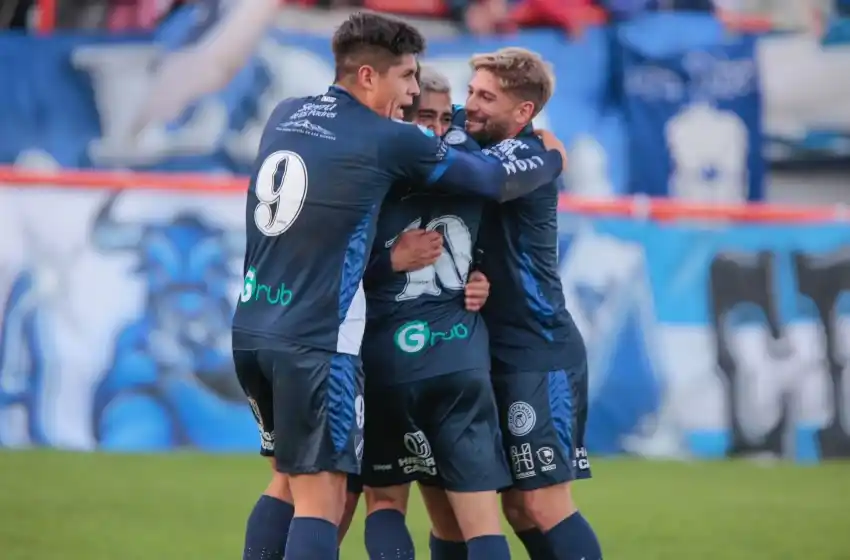 Alvarado volvió al triunfo en el debut de "Pancho" Martínez