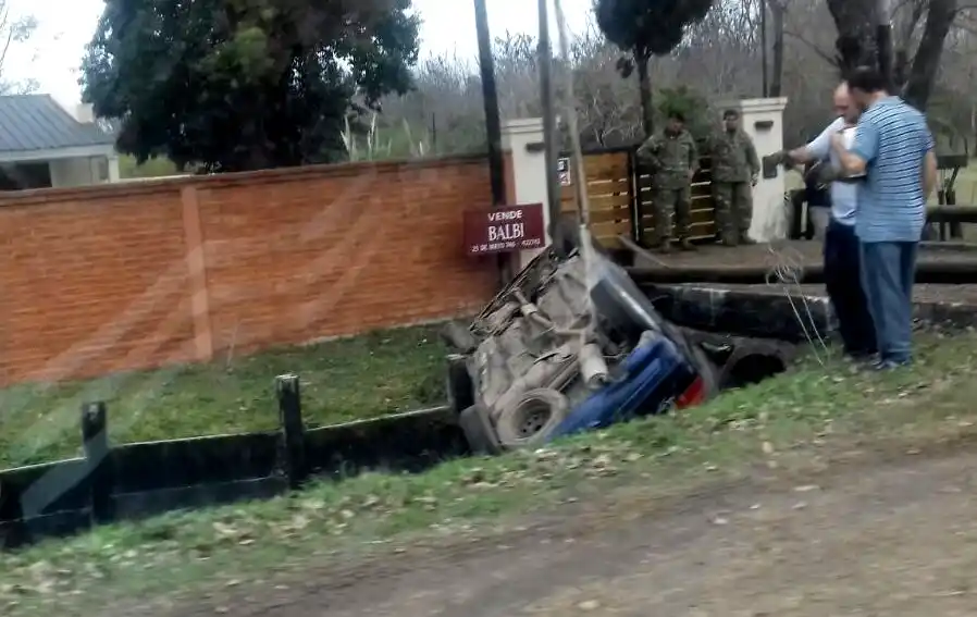 Urquiza al Oeste: Un auto volcó esta mañana a la altura de Parada 6  