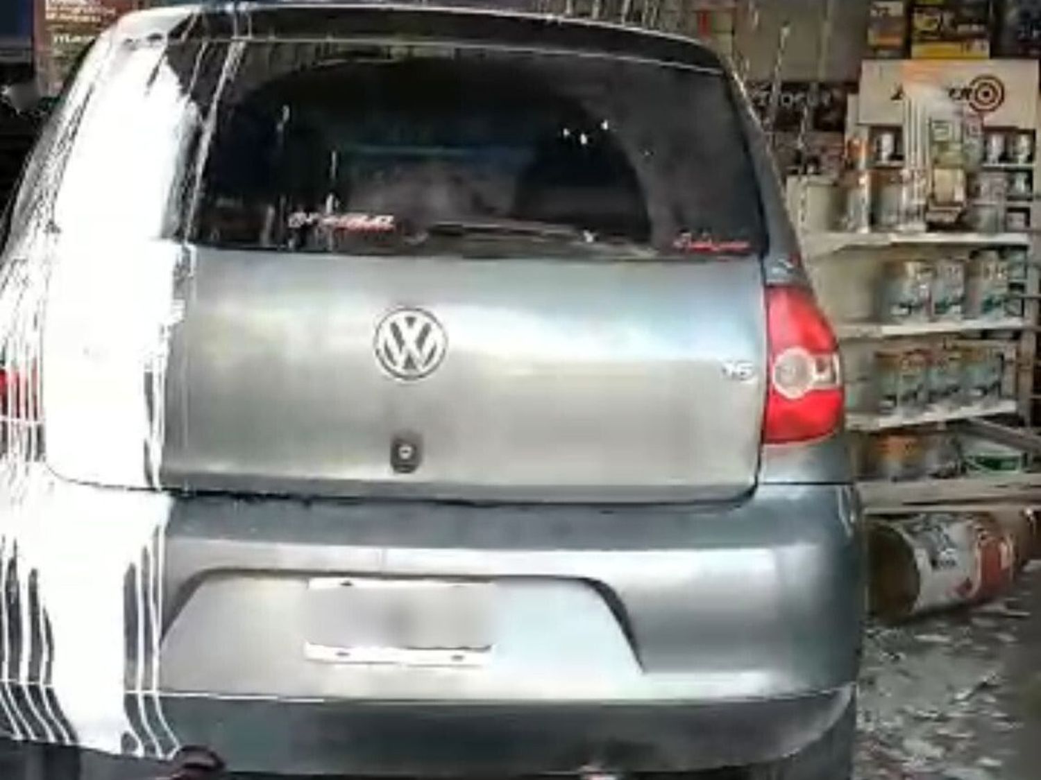 Un auto se despistó y terminó dentro de una pinturería
