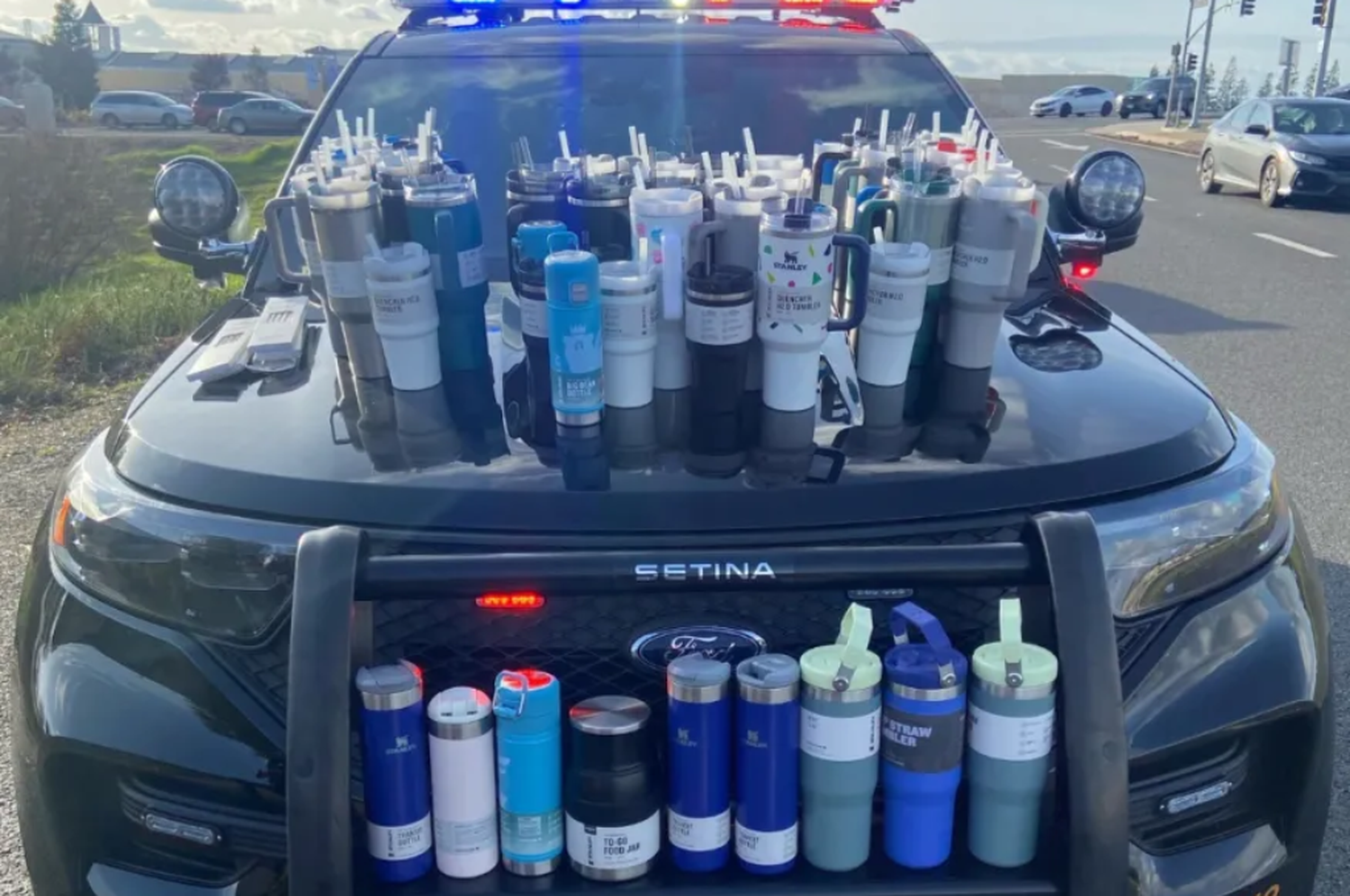 Inspeccionando el coche encontraron botellas de agua y vasos de la marca Stanley.