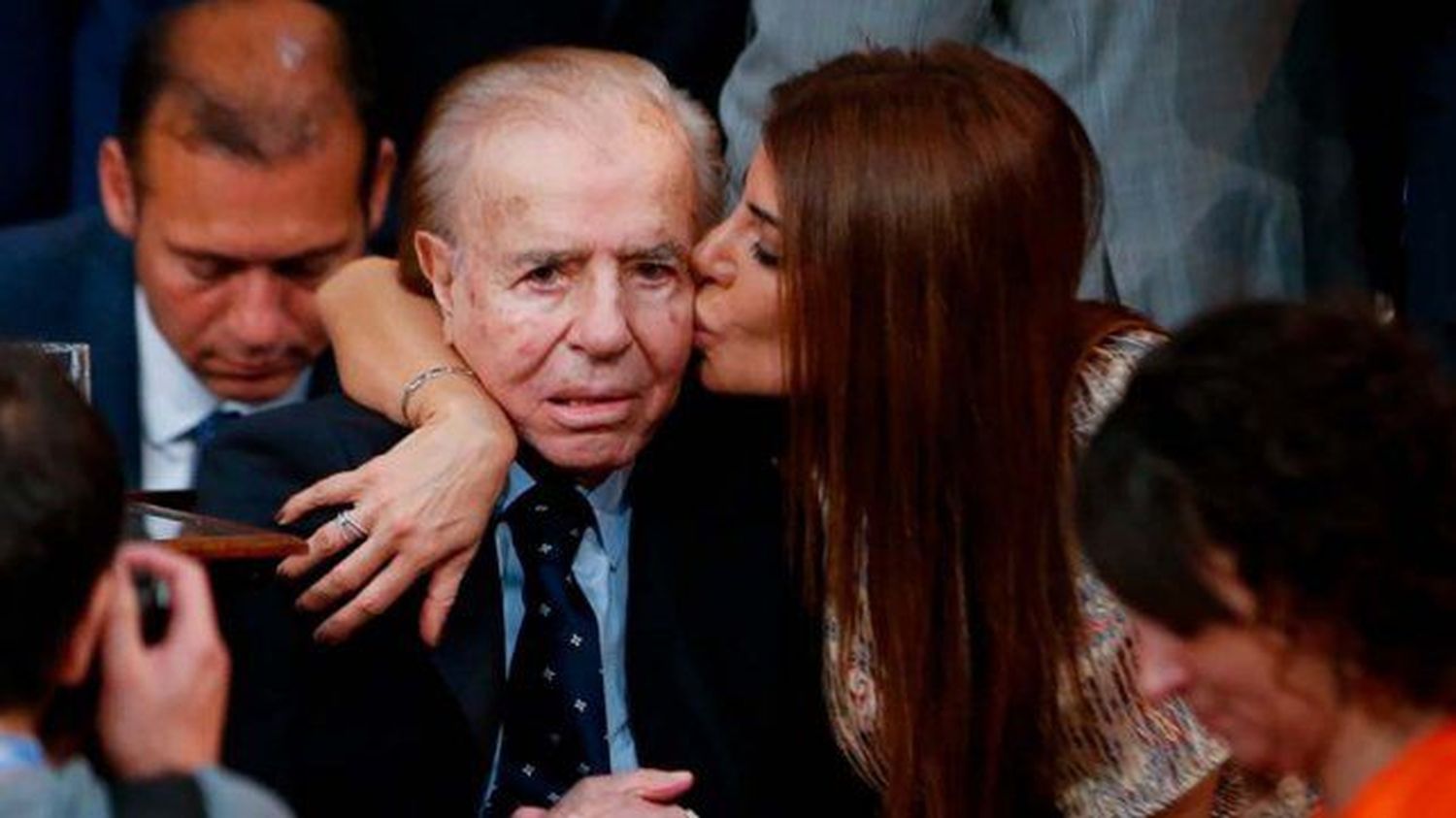 Carlos Menem respira solo y está consciente