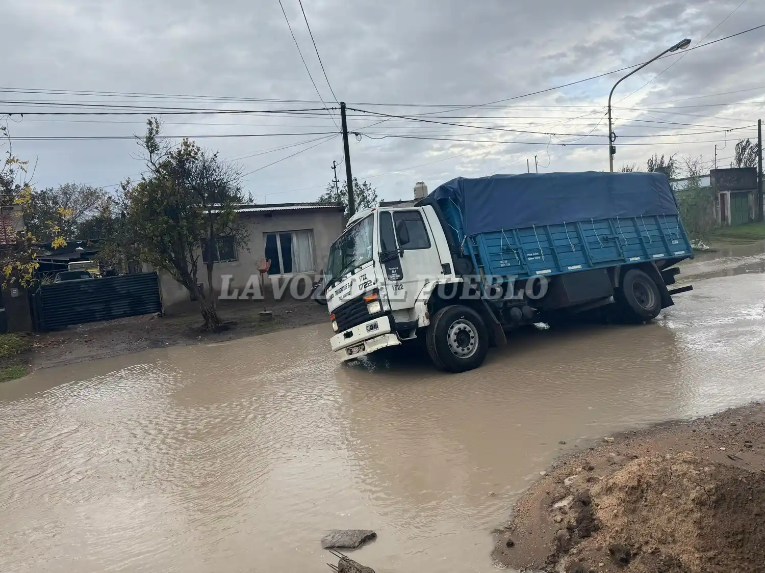 Un camión y un auto quedaron encajados en calle Liniers
