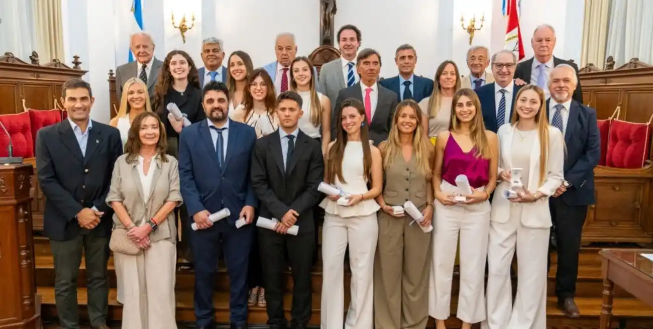 La totalidad de los premiados, junto a los ministros de la Corte Suprema y los decanos de las facultades.