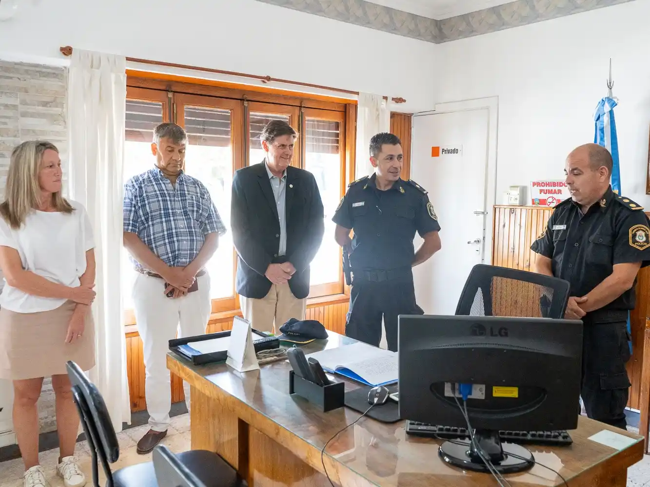 Fanuele al ser presentado ante las autoridades municipales