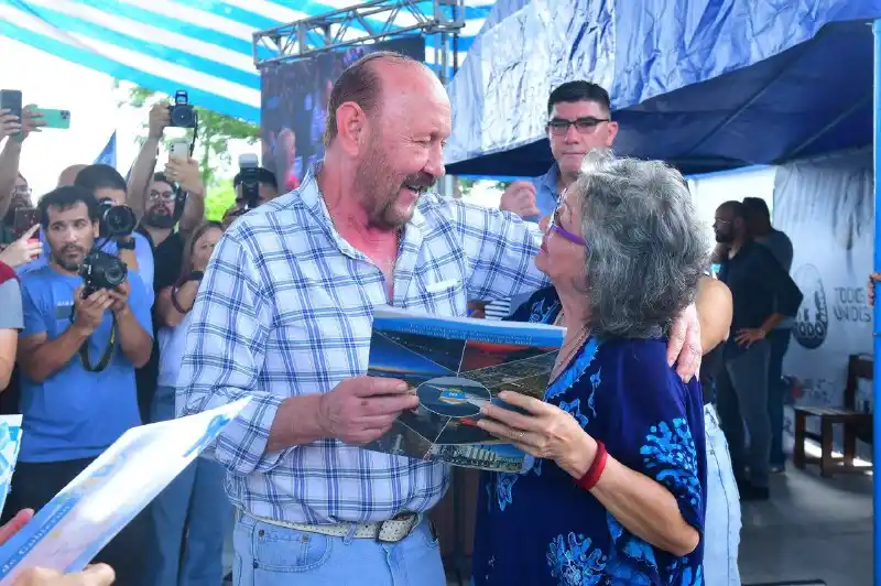 El gobernador entregó títulos de 
propiedad a más de 170 familias