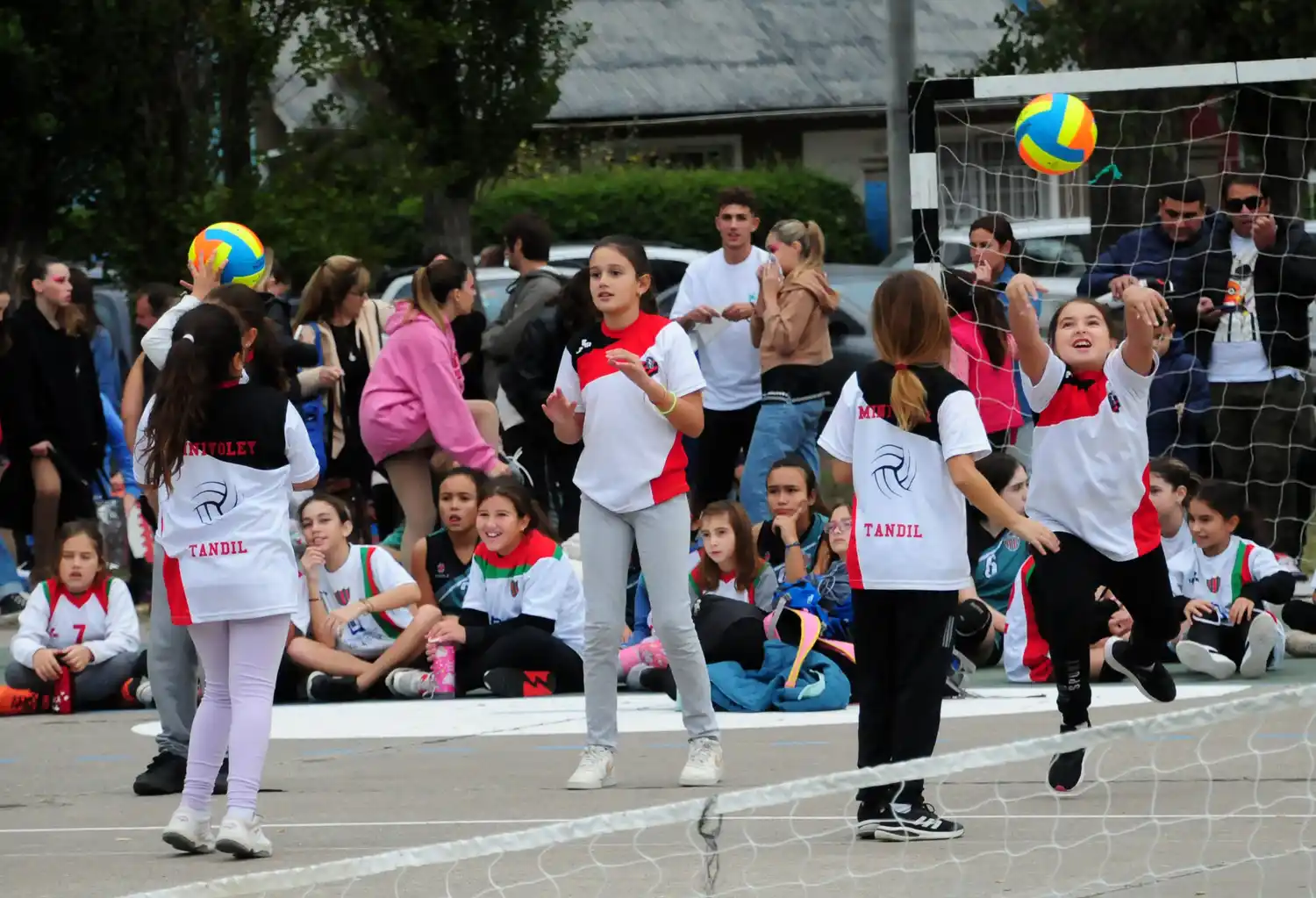 Tanto niños como adultos disfrutaron de esta nutrida tarde deportiva.