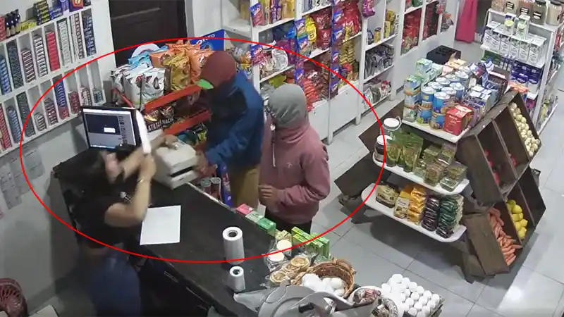 Video: Entraron a robar a un kiosco, pero la joven que atendía los echó corriendo con una cuchilla
