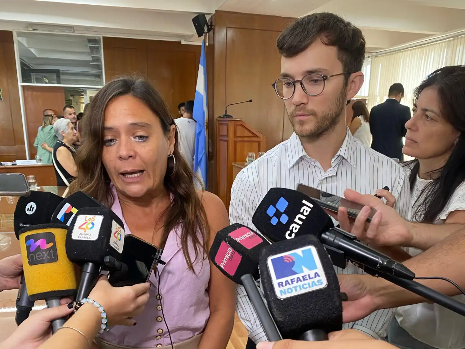 Valeria Soltermam y Augusto Rolando, concejales de Rafaela, en diálogo con la prensa tras el discurso de Viotti