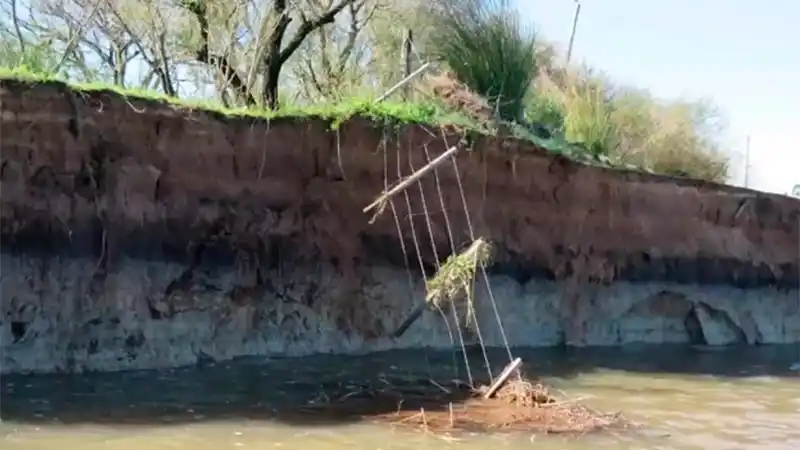 El río Ibicuy "hizo desaparecer" el camino costero de Colonia La Argentina