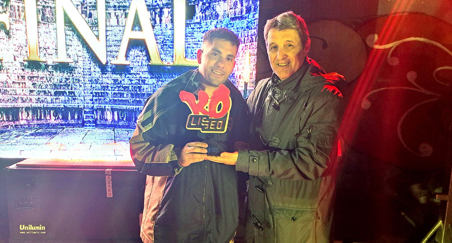 El ganador. Ziuck recibe el premio de manos de Fernando Ippolito