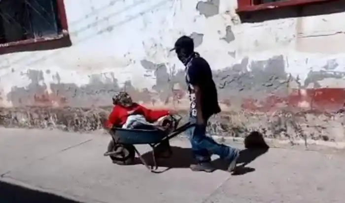 Llevó a vacunar a su madre  de 100 años, arriba  de una carretilla