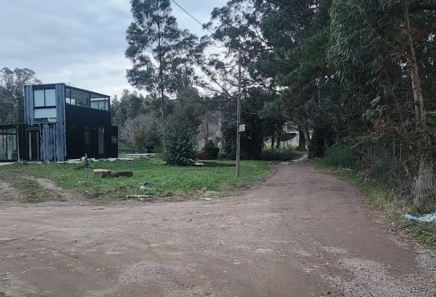 El lote con obras clandestinas de calle Israel.