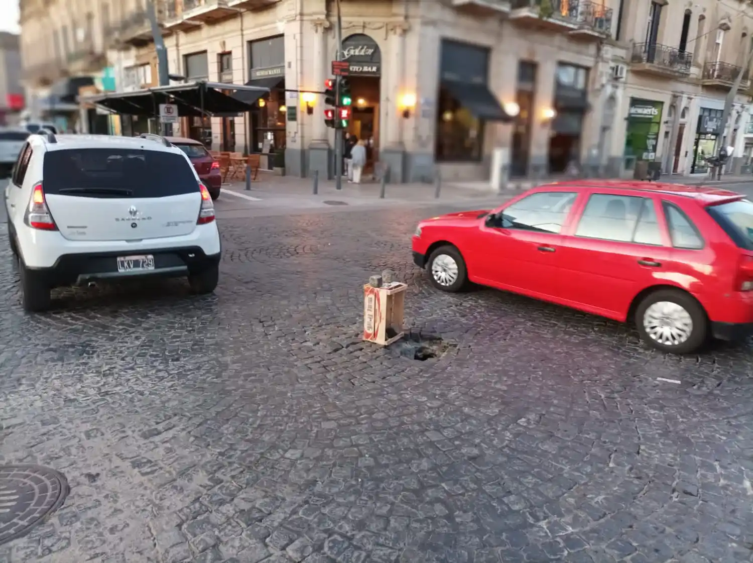 En pleno centro, cedió el adoquinado, se generó un pozo y lo señalizaron con un cajón de frutas