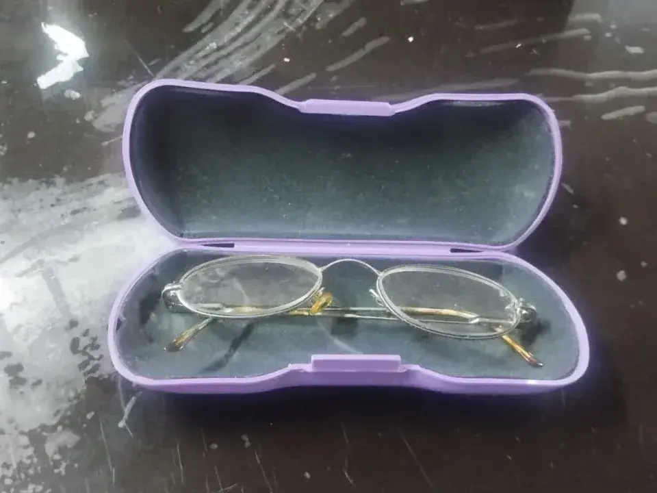 Hallaron lentes de aumento en la vía pública